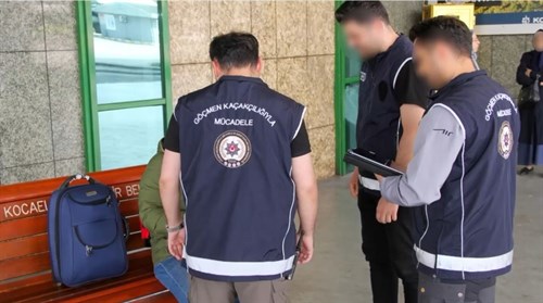 Ülke Genelinde Düzenlenen Denetimlerde 21 Göçmen Kaçakçısı, 547 Düzensiz Göçmen Yakalandı.